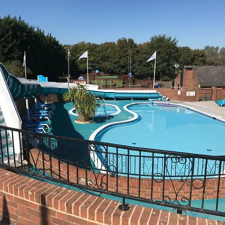 2 Bedroom Caravan Lg13, Shanklin, Isle Of Wight Apartment