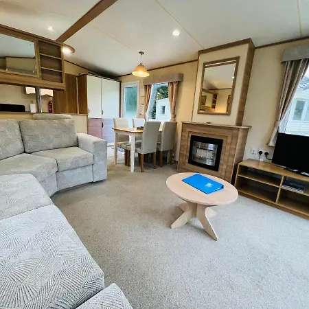 2 Bedroom Caravan Lg13, Shanklin, Isle Of Wight Apartment