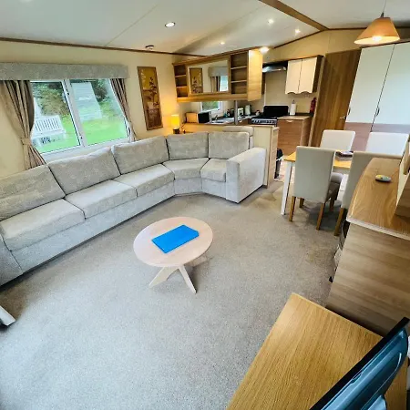 2 Bedroom Caravan Lg13, Shanklin, Isle Of Wight * Shanklin