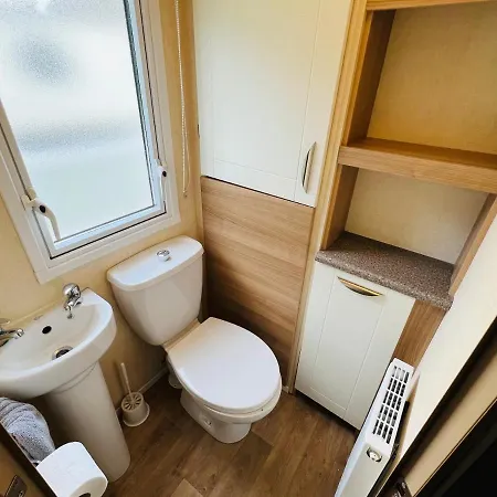 2 Bedroom Caravan Lg13, Shanklin, Isle Of Wight * Shanklin