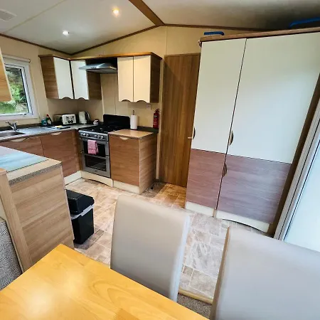 2 Bedroom Caravan Lg13, Shanklin, Isle Of Wight Apartment *