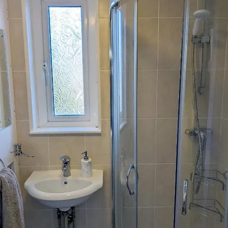 Spring Gardens, 4-bedroom Seaside Family Holiday home *