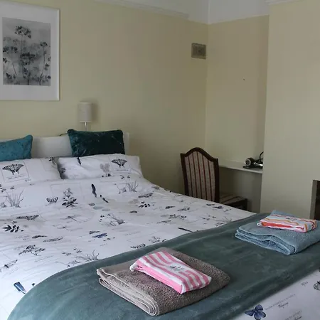 Spring Gardens, 4-bedroom Seaside Family Holiday home Shanklin
