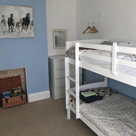 Spring Gardens, 4-bedroom Seaside Family Holiday home *