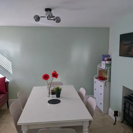Spring Gardens, 4-bedroom Seaside Family Holiday home Shanklin