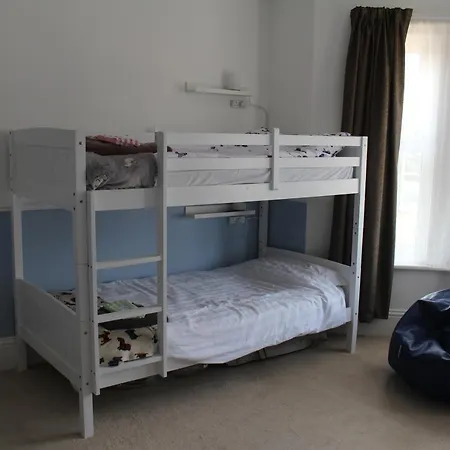 Spring Gardens, 4-bedroom Seaside Family Holiday home
