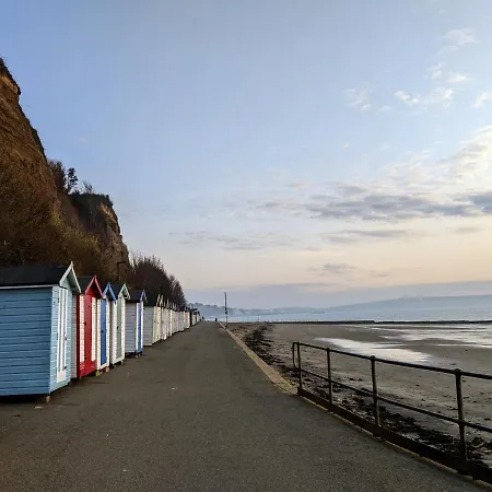 Spring Gardens, 4-bedroom Seaside Family Holiday home Shanklin