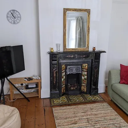 Spring Gardens, 4-bedroom Seaside Family Holiday home *