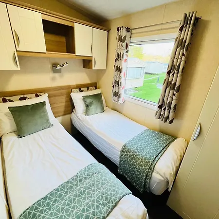 2 Bedroom Caravan Lg13, Shanklin, Isle Of Wight * Shanklin