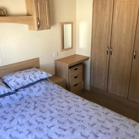 Accessible Wheelchair Friendly Caravan, Lg24, Shanklin, Isle Of Wight Holiday home