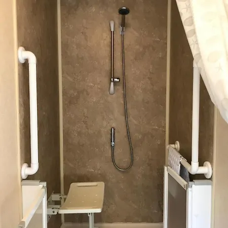 Accessible Wheelchair Friendly Caravan, Lg24, Shanklin, Isle Of Wight Holiday home Shanklin