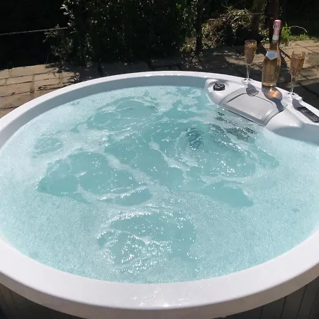 Little Treasure And Gem With Private 2 Person Hot Tub And Up To 25 Percent Ferry Saving Shanklin