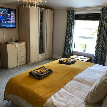 Little Gem With Private Hot Tub - Up To 25 Percent Off Ferry Apartment *
