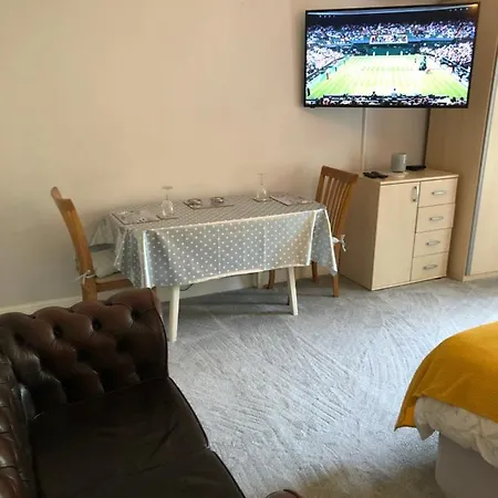 Apartment Little Gem With Private Hot Tub - Up To 25 Percent Off Ferry *