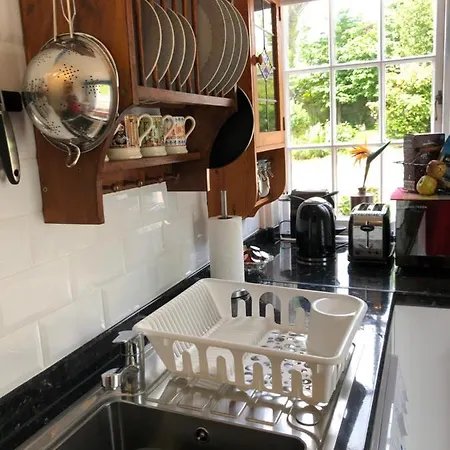 Little Treasure And Gem With Private 2 Person Hot Tub And Up To 25 Percent Ferry Saving Holiday home *
