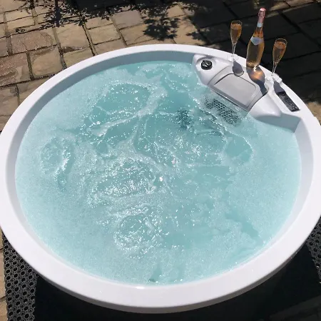 Little Treasure And Gem With Private 2 Person Hot Tub And Up To 25 Percent Ferry Saving *
