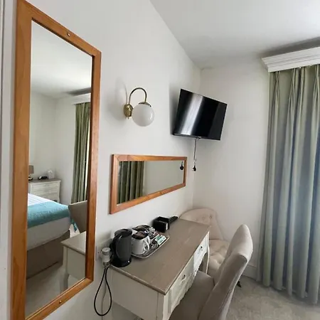Resort Emerald Healing Centre - & Retreat