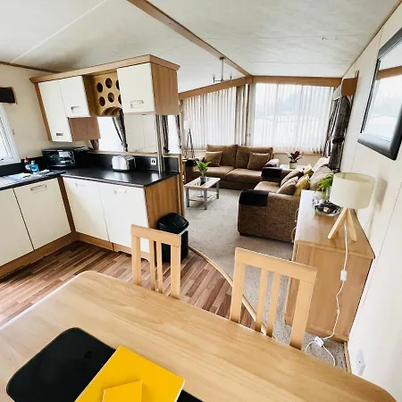 2 Bedroom Caravan Lg39, Shanklin, Isle Of Wight Apartment