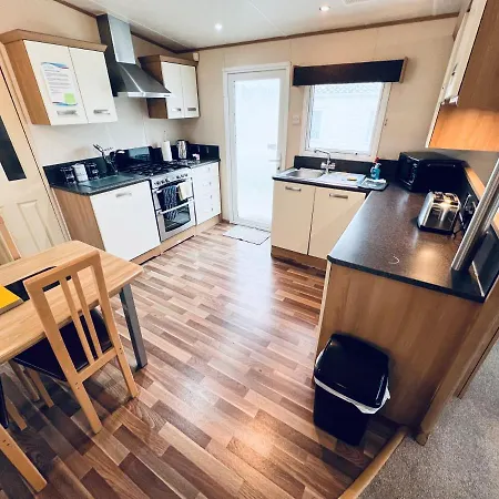 2 Bedroom Caravan Lg39, Shanklin, Isle Of Wight Shanklin