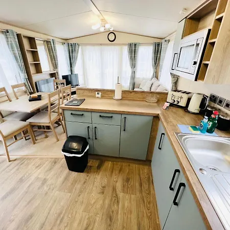 Luxury 2 Bedroom Caravan Mc35, Shanklin, Isle Of Wight Apartment Shanklin