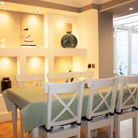 Luxurious Victorian With Garden + Parking Holiday home