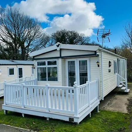Roslyn At Lower Hyde Park, Isle Of Wight Holiday home *