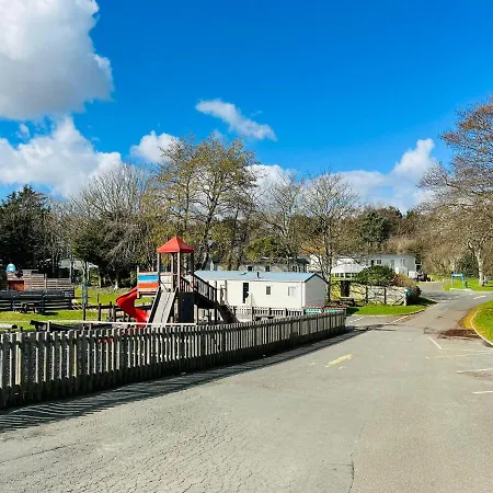 Roslyn At Lower Hyde Park, Isle Of Wight