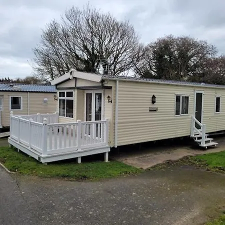 Roslyn At Lower Hyde Park, Isle Of Wight * Shanklin