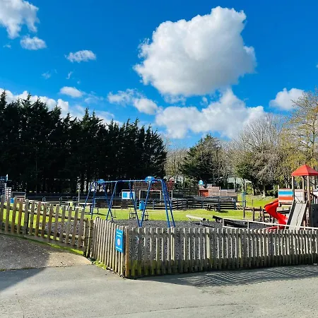 Roslyn At Lower Hyde Park, Isle Of Wight * Shanklin