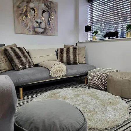 Apartment Beautiful 1-bedroom With Pool - Great Ferry Offers