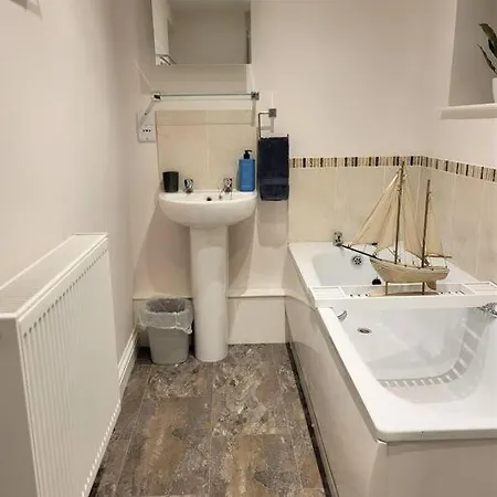 Beautiful 1-bedroom With Pool - Great Ferry Offers Apartment