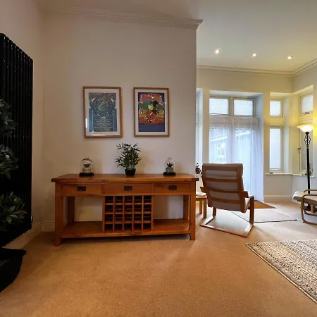 2 Manor - Ground Floor Overlooking Park In Old Village Apartment Shanklin