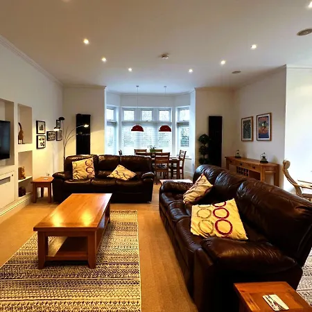 2 Manor - Ground Floor Overlooking Park In Old Village Apartment