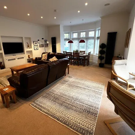 2 Manor - Ground Floor Overlooking Park In Old Village Apartment *