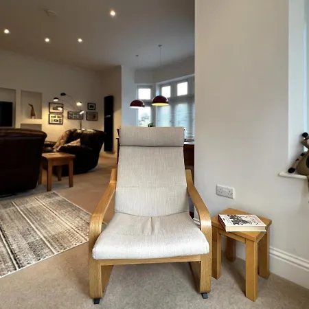 Apartment 2 Manor - Ground Floor Overlooking Park In Old Village *