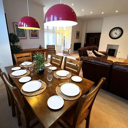 2 Manor - Ground Floor Overlooking Park In Old Village Apartment