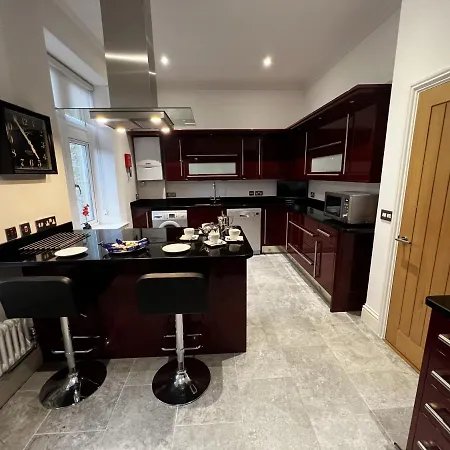 2 Manor - Ground Floor Overlooking Park In Old Village Apartment