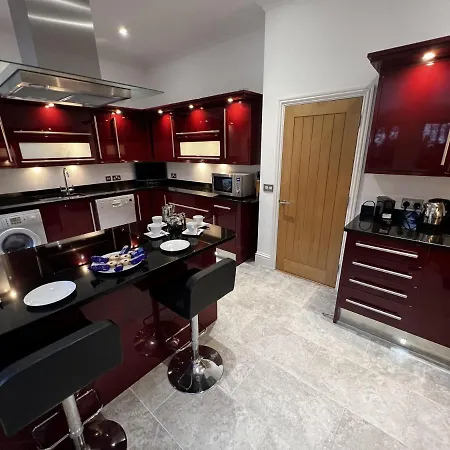 2 Manor - Ground Floor Overlooking Park In Old Village Apartment *