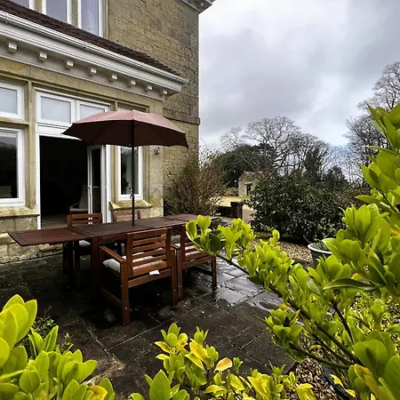 2 Manor - Ground Floor Overlooking Park In Old Village Apartment *