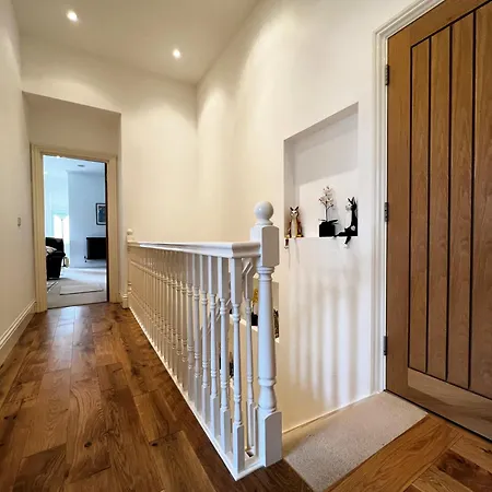 2 Manor - Ground Floor Overlooking Park In Old Village Apartment