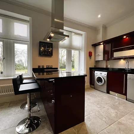 2 Manor - Ground Floor Overlooking Park In Old Village Apartment