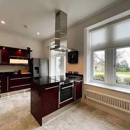 2 Manor - Ground Floor Overlooking Park In Old Village Apartment *