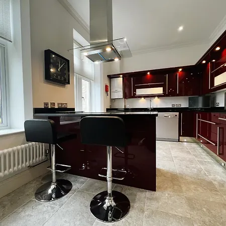 2 Manor - Ground Floor Overlooking Park In Old Village