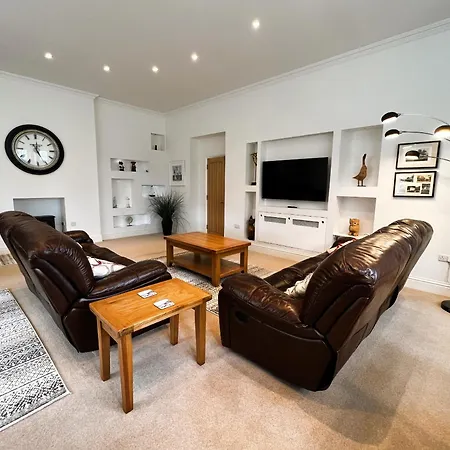 2 Manor - Ground Floor Overlooking Park In Old Village Apartment *