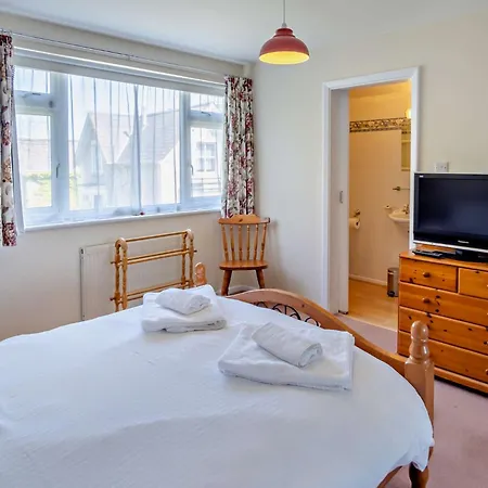 4 Bed In Ic068 Shanklin