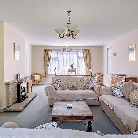 4 Bed In Ic068 Shanklin