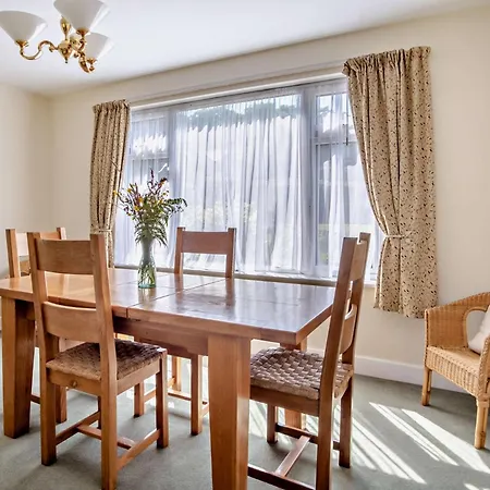 4 Bed In Ic068 Shanklin