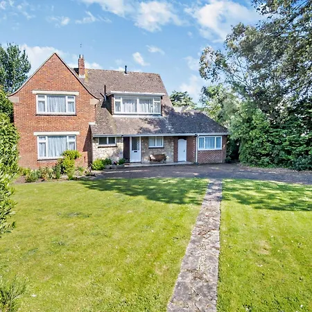 4 Bed In Ic068 * Shanklin