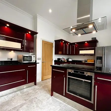 2 Manor - Ground Floor Overlooking Park In Old Village Apartment *