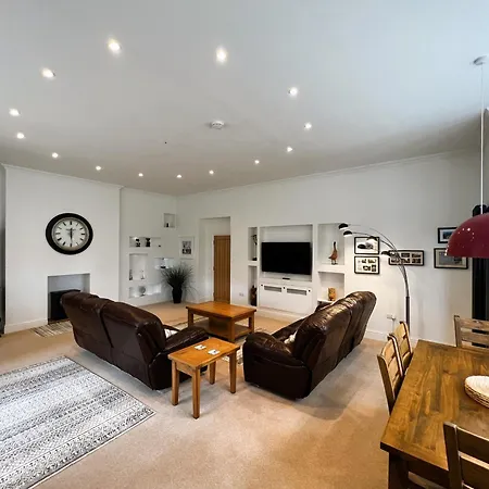 Apartment 2 Manor - Ground Floor Overlooking Park In Old Village